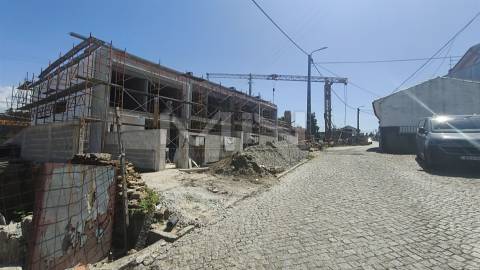 Vistas Únicas: Moradia de Luxo em Condomínio Fechado com Piscina