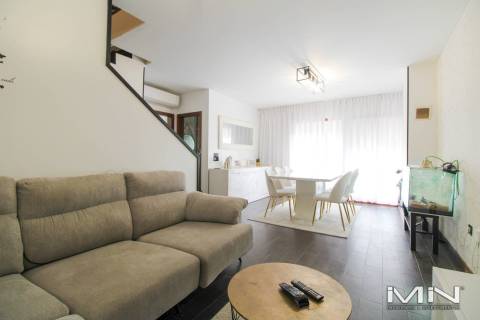 Moradia com 2 Habitações Independentes (T3 + T1) e Duas Frentes