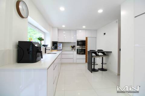 Moradia com 2 Habitações Independentes (T3 + T1) e Duas Frentes