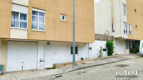 Moradia com 2 Habitações Independentes (T3 + T1) e Duas Frentes