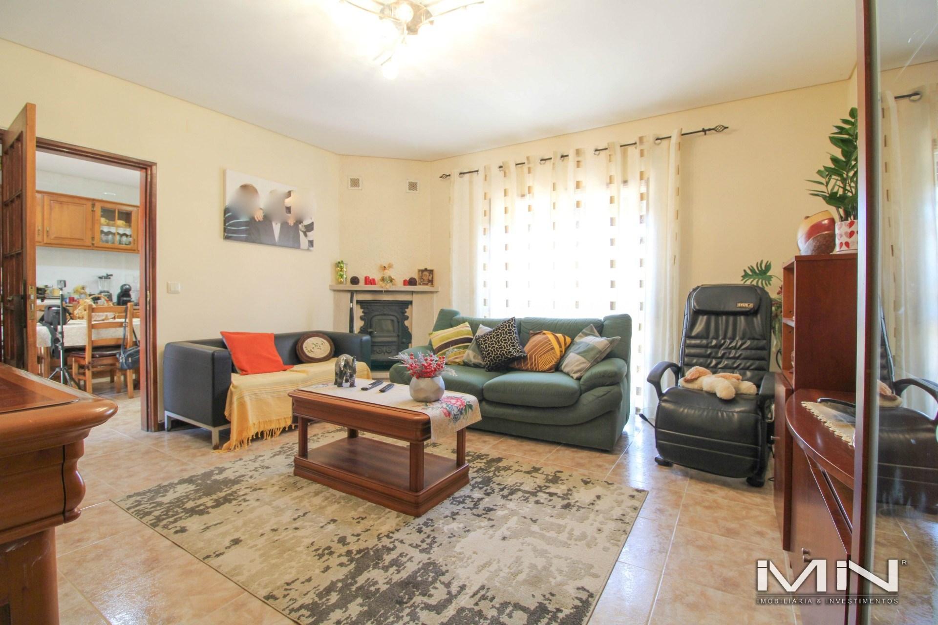Mini Quinta com Construção Robusta, Poço, Adega e Viabilidade para Segunda Habitação