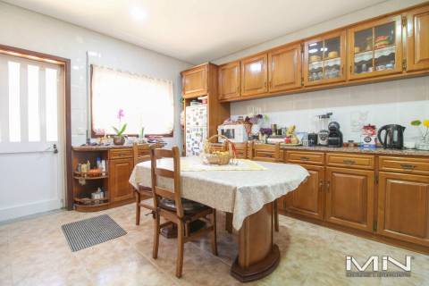 Mini Quinta com Construção Robusta, Poço, Adega e Viabilidade para Segunda Habitação