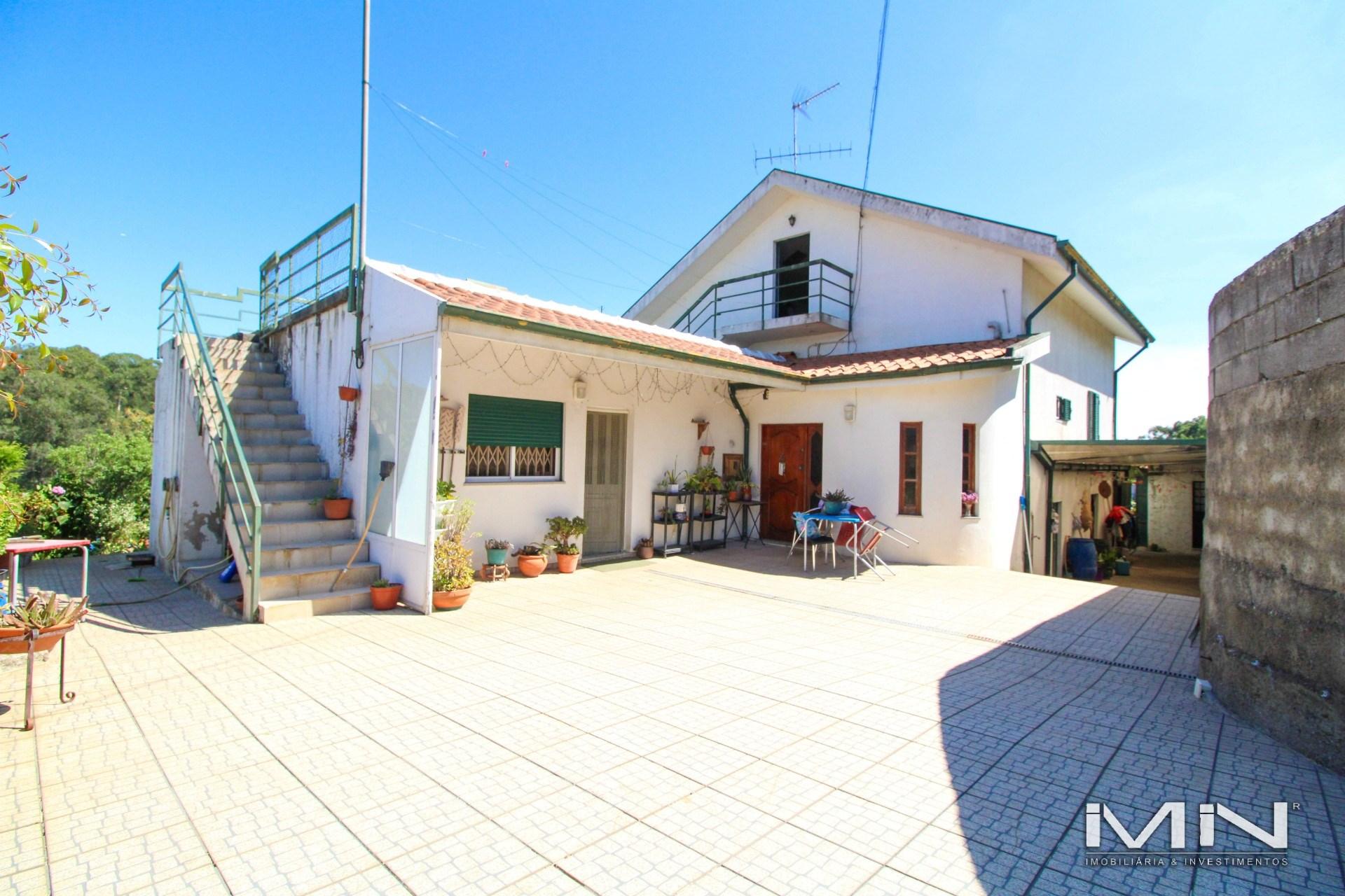 Mini Quinta com Construção Robusta, Poço, Adega e Viabilidade para Segunda Habitação