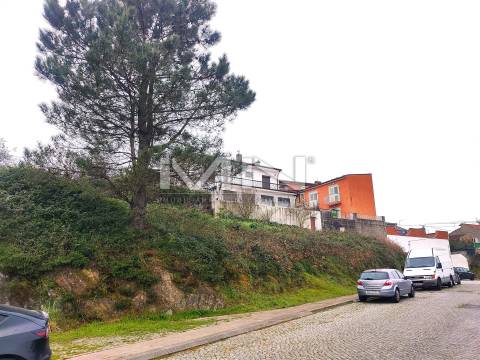 Lote de terreno para Moradia de 3 Frentes com Vistas de Serra