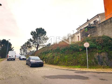 Lote de terreno para Moradia de 3 Frentes com Vistas de Serra