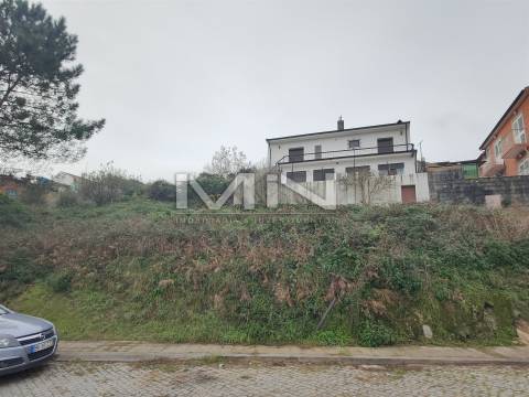 Lote de terreno para Moradia de 3 Frentes com Vistas de Serra