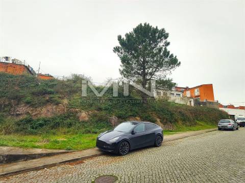 Lote de terreno para Moradia de 3 Frentes com Vistas de Serra