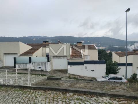 Lote de terreno para Moradia de 3 Frentes com Vistas de Serra