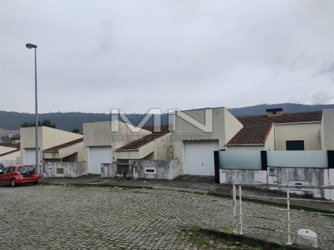 Lote de terreno para Moradia de 3 Frentes com Vistas de Serra