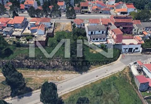 Lote de terreno para Moradia de 3 Frentes com Vistas de Serra