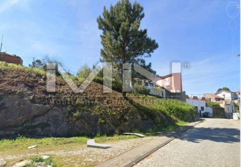 Lote de terreno para Moradia de 3 Frentes com Vistas de Serra