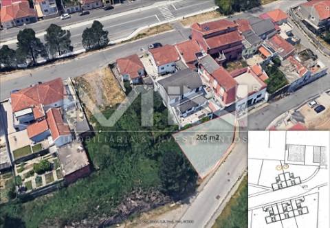 Lote de terreno para Moradia de 3 Frentes com Vistas de Serra