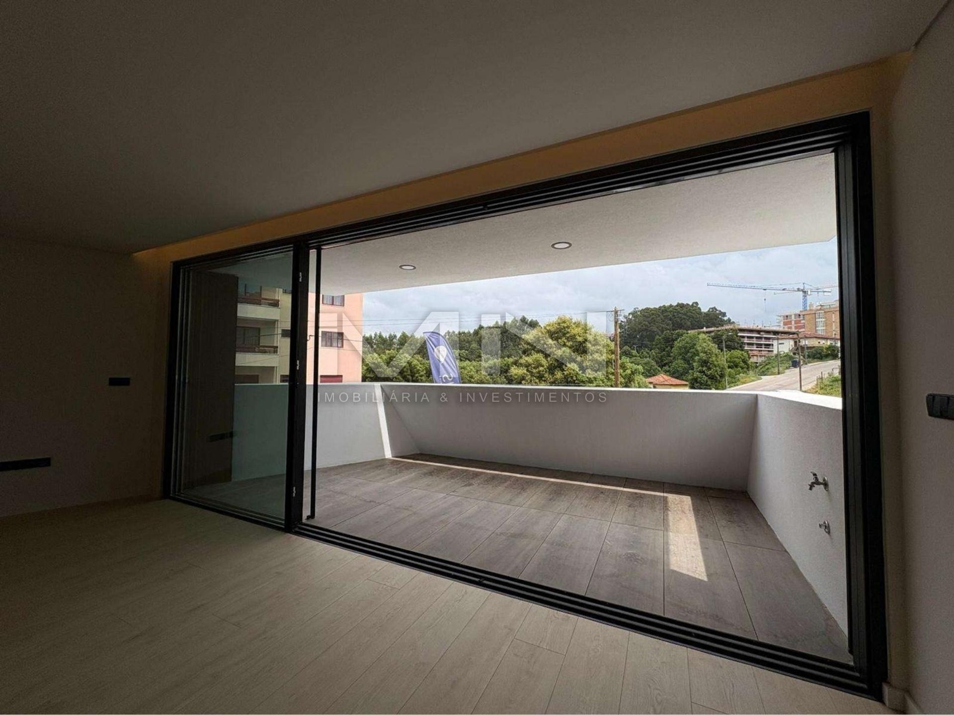 Exclusividade e Modernidade no Centro de Gondomar: Apartamento T1 Novo com Terraço