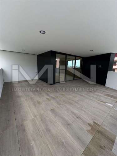 Exclusividade e Modernidade no Centro de Gondomar: Apartamento T1 Novo com Terraço