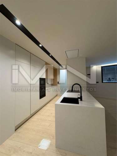 T4 Novo - c/ Terraço e garagem fechada