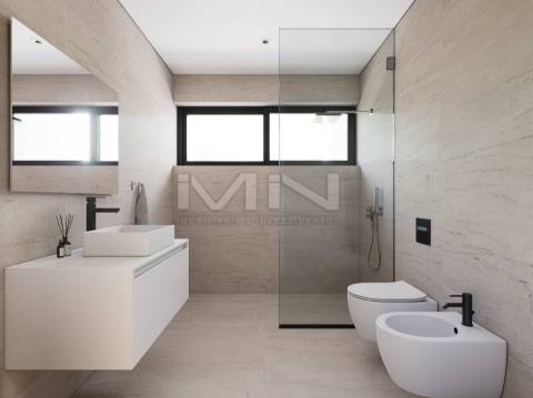 Vistas Únicas: Moradia de Luxo em Condomínio Fechado com Piscina