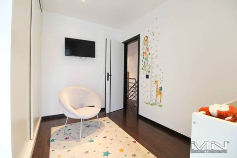 Moradia com 2 Habitações Independentes (T3 + T1) e Duas Frentes
