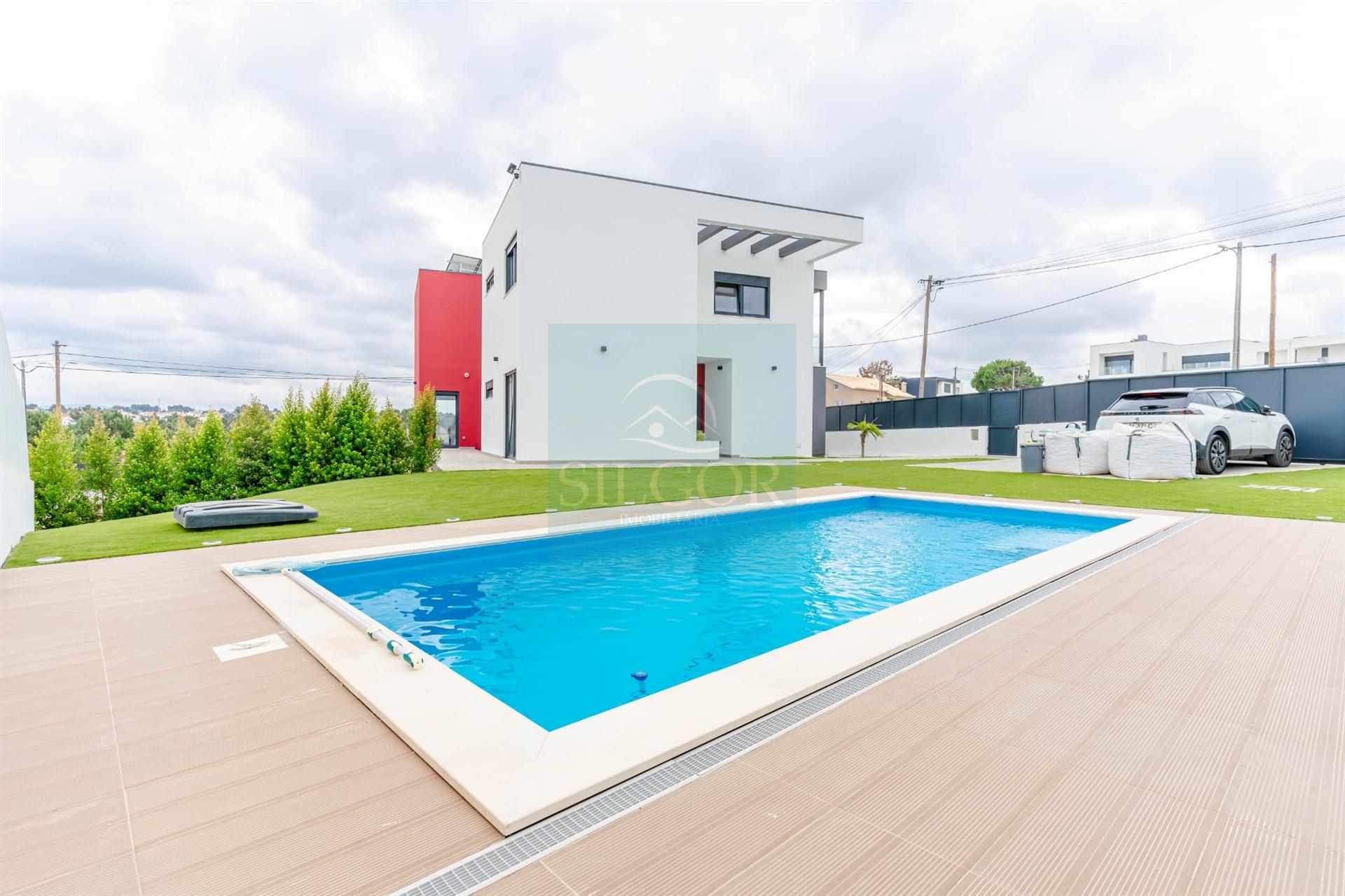 Moradia Isolada T4+1 de Luxo com Piscina | Fernão Ferro