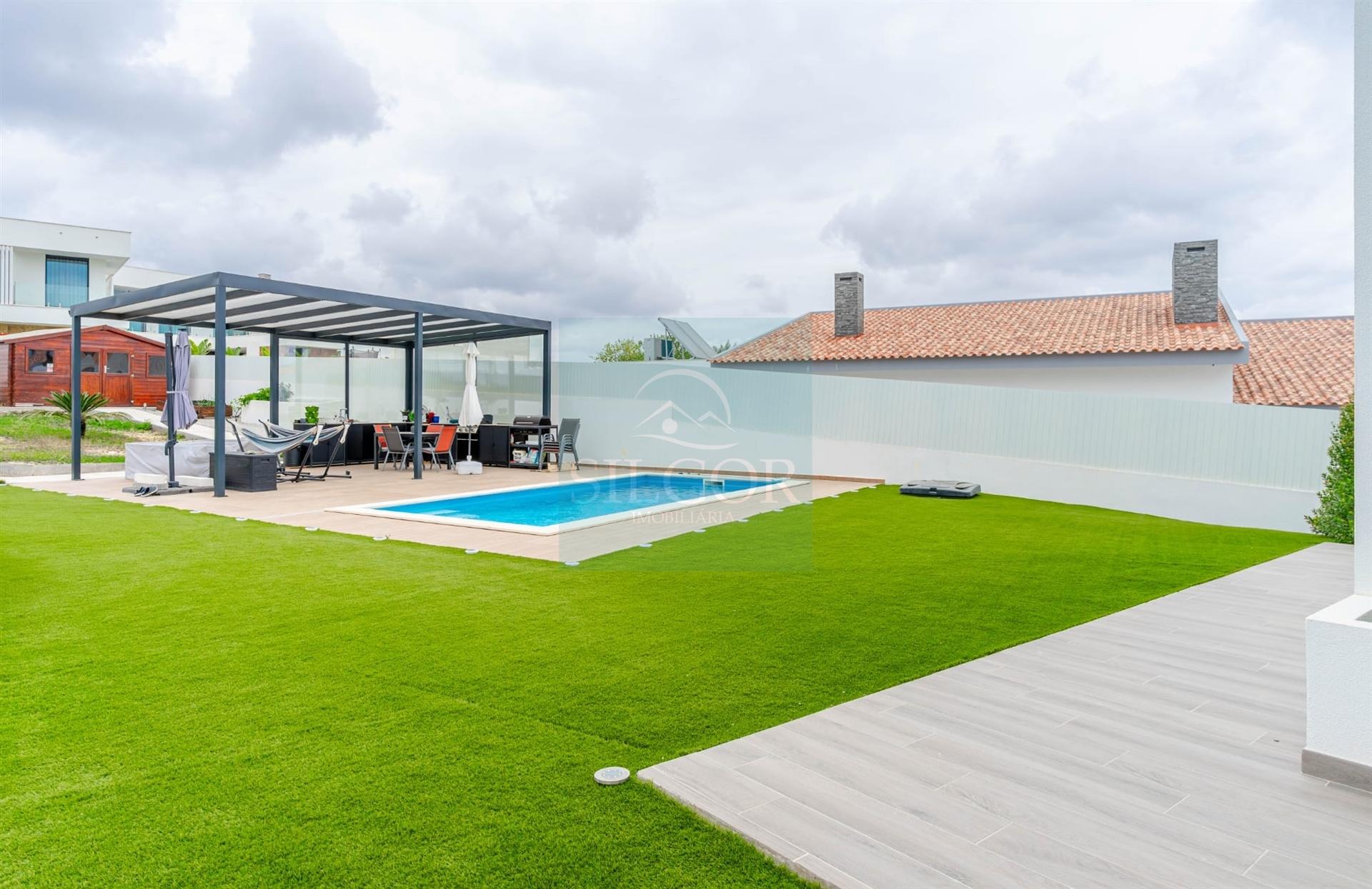 Moradia Isolada T4+1 de Luxo com Piscina | Fernão Ferro