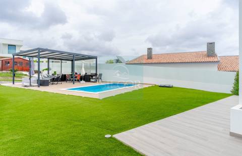 Moradia Isolada T4+1 de Luxo com Piscina | Fernão Ferro