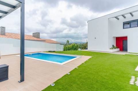 Moradia Isolada T4+1 de Luxo com Piscina | Fernão Ferro