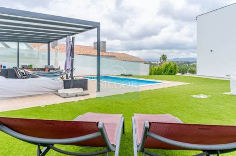 Moradia Isolada T4+1 de Luxo com Piscina | Fernão Ferro