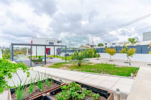 Moradia Isolada T4+1 de Luxo com Piscina | Fernão Ferro