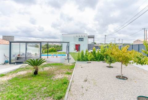 Moradia Isolada T4+1 de Luxo com Piscina | Fernão Ferro