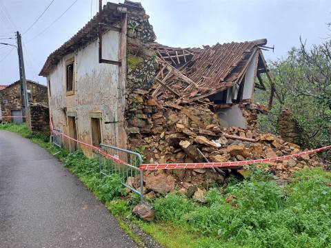 Moradia em Pedra T4 para Recuperar – Casais e Alviobeira, Tomar