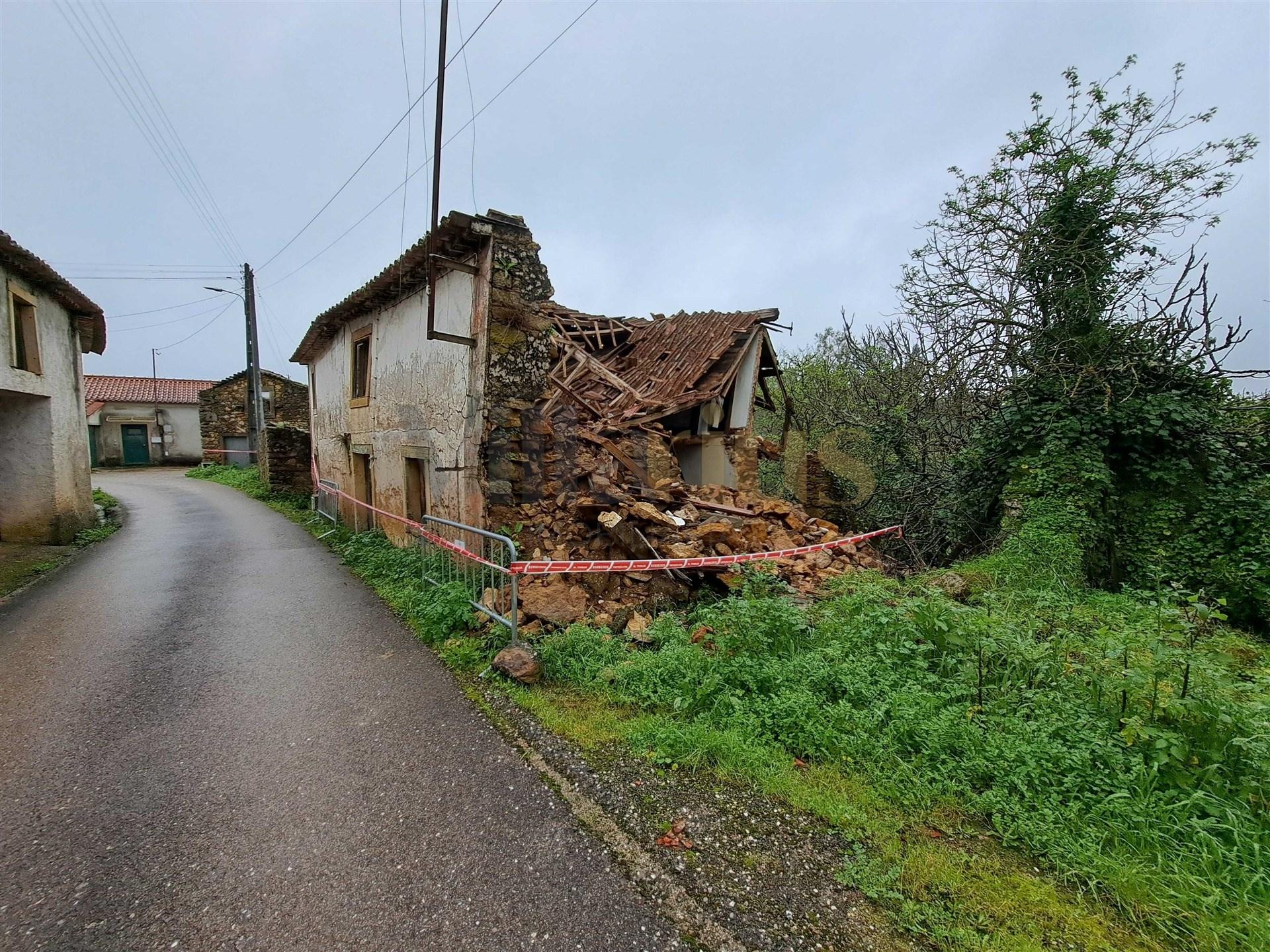 Moradia em Pedra T4 para Recuperar – Casais e Alviobeira, Tomar