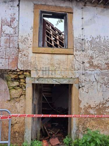Moradia em Pedra T4 para Recuperar – Casais e Alviobeira, Tomar