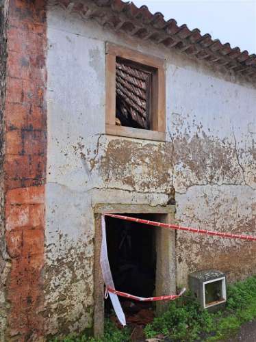 Moradia em Pedra T4 para Recuperar – Casais e Alviobeira, Tomar