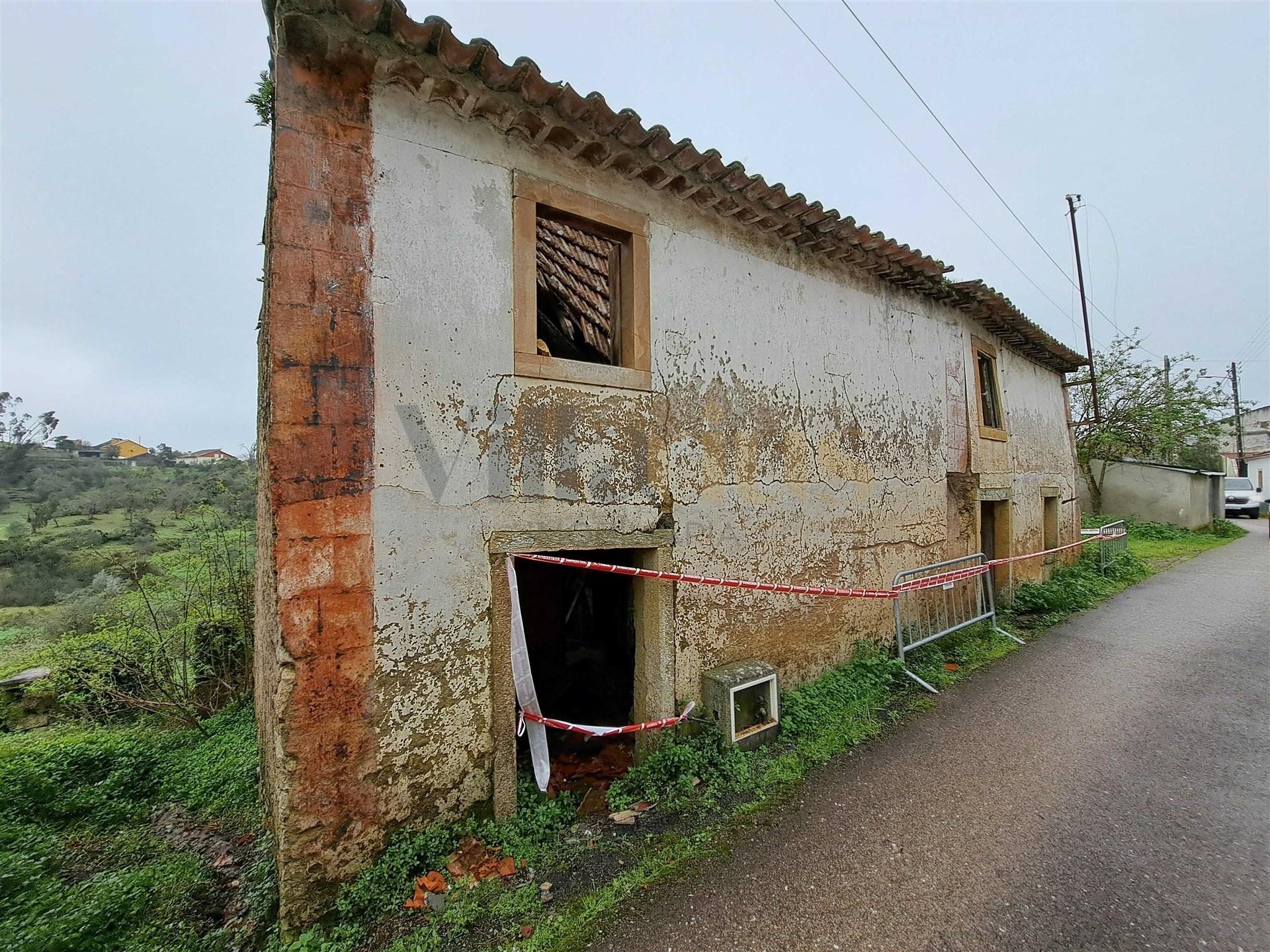 Moradia em Pedra T4 para Recuperar – Casais e Alviobeira, Tomar