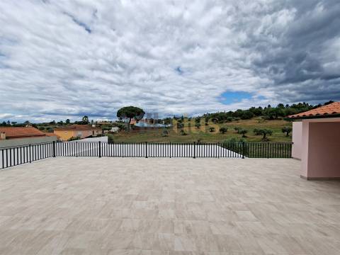 Moradia T3 com 402 m² de Construção, Garagem para 9 Viaturas e Espaços de Convívio — Tomar