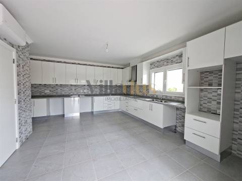 Moradia T3 com 402 m² de Construção, Garagem para 9 Viaturas e Espaços de Convívio — Tomar