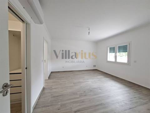 Moradia T3 com 402 m² de Construção, Garagem para 9 Viaturas e Espaços de Convívio — Tomar