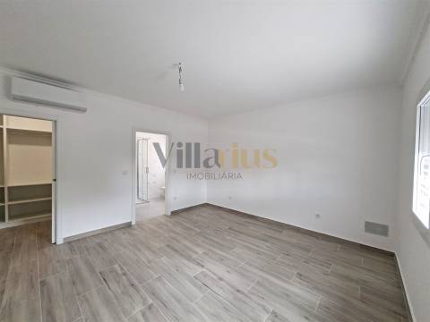 Moradia T3 com 402 m² de Construção, Garagem para 9 Viaturas e Espaços de Convívio — Tomar