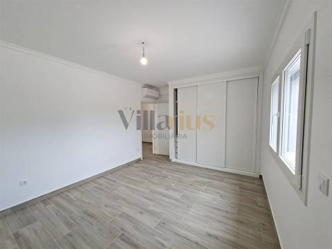 Moradia T3 com 402 m² de Construção, Garagem para 9 Viaturas e Espaços de Convívio — Tomar