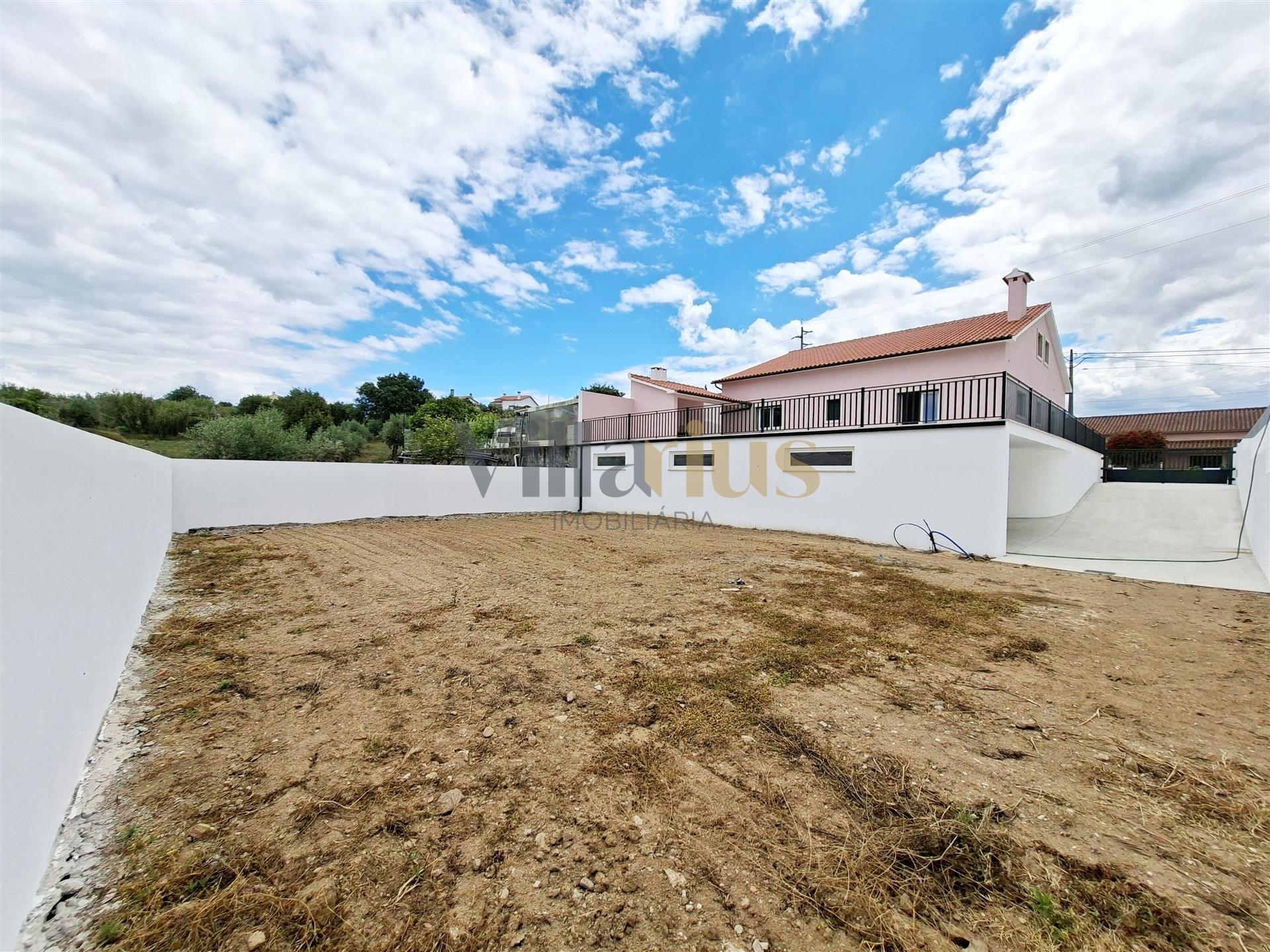 Moradia T3 com 402 m² de Construção, Garagem para 9 Viaturas e Espaç
<!DOCTYPE html>
<html lang=