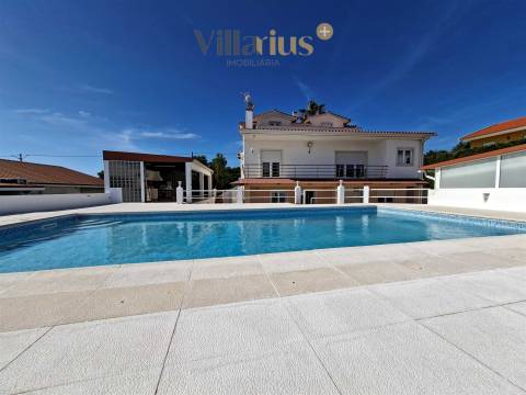 Moradia V3+1 com Piscina, Jardim Privativo e Churrasqueira