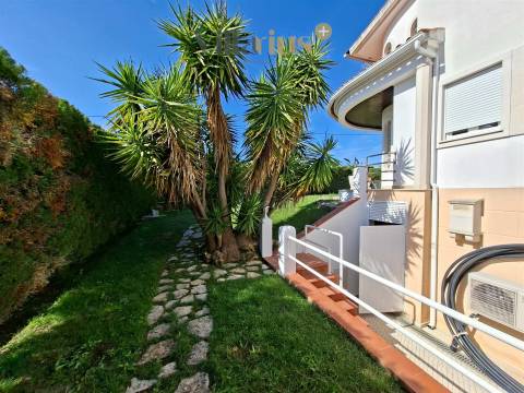 Moradia V3+1 com Piscina, Jardim Privativo e Churrasqueira