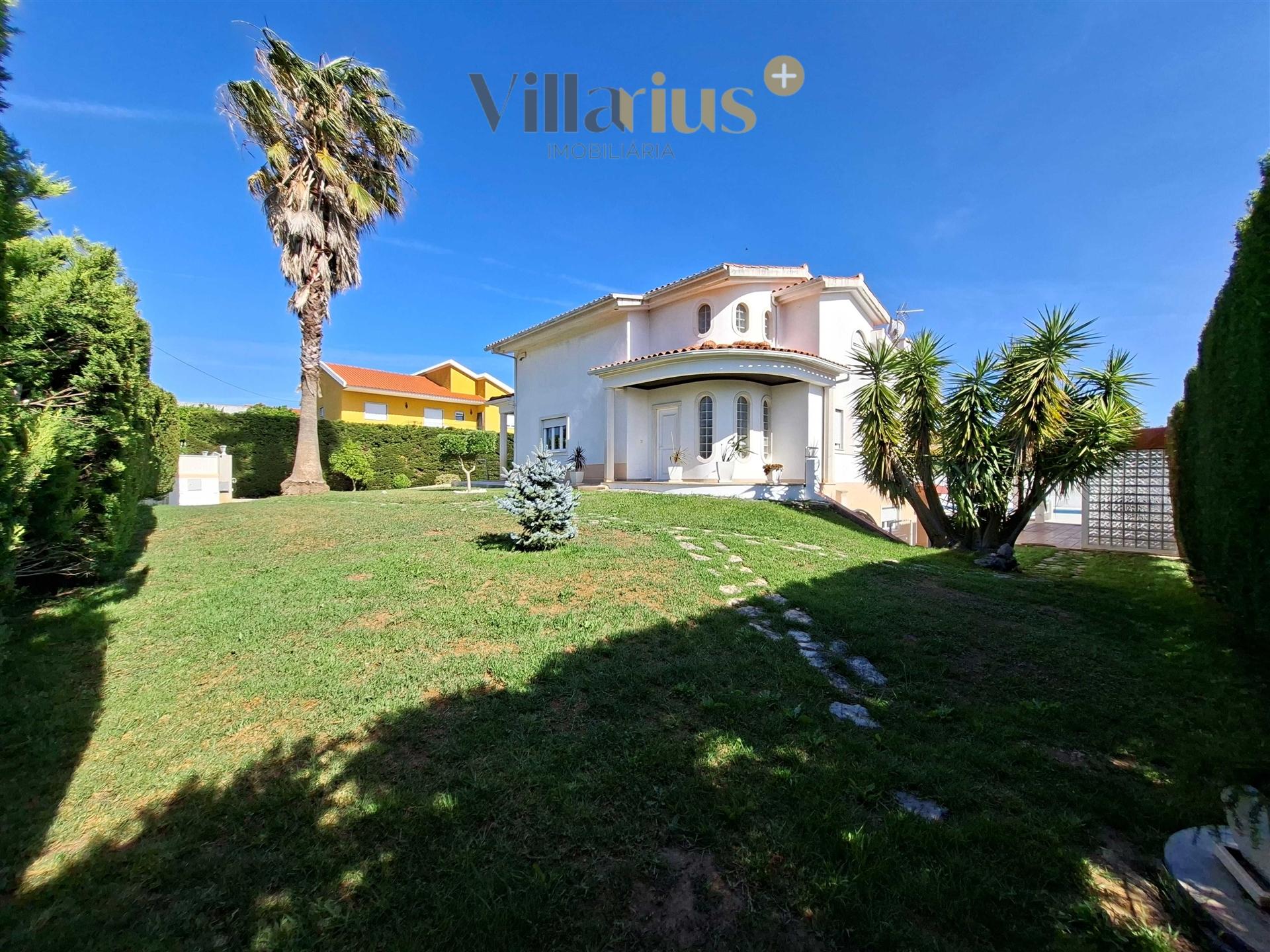 Moradia V3+1 com Piscina, Jardim Privativo e Churrasqueira