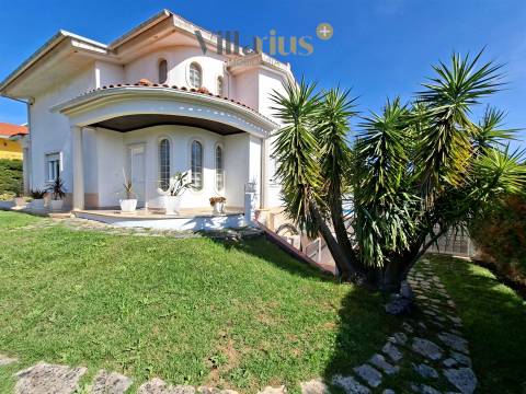 Moradia V3+1 com Piscina, Jardim Privativo e Churrasqueira