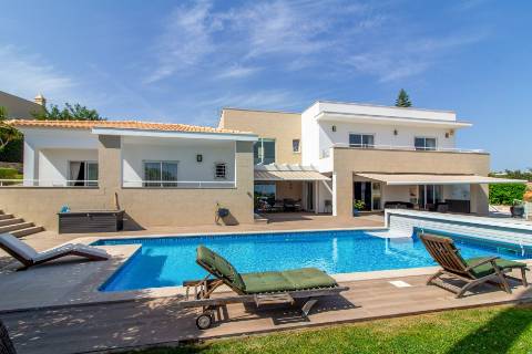 Exclusiva Moradia T4 com Piscina Aquecida e Vista Mar - Patroves