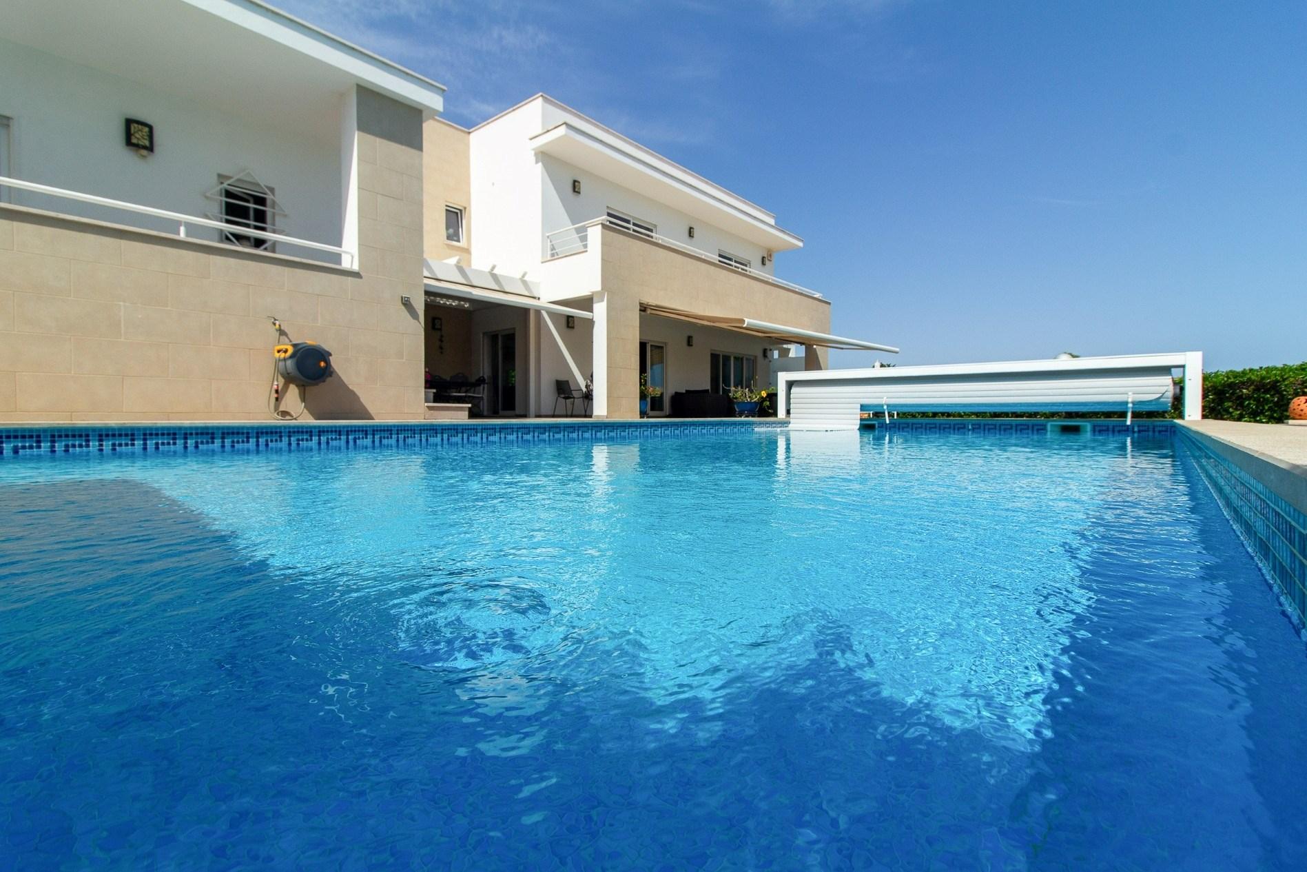 Exclusiva Moradia T4 com Piscina Aquecida e Vista Mar - Patroves