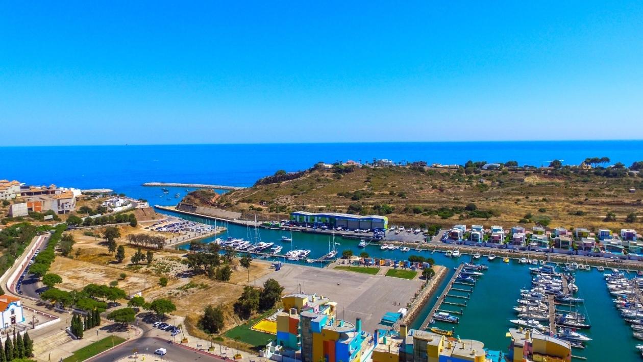 Moderno Apartamento de 1 Quarto com Vista Mar em Condomínio Exclusivo em Albufeira