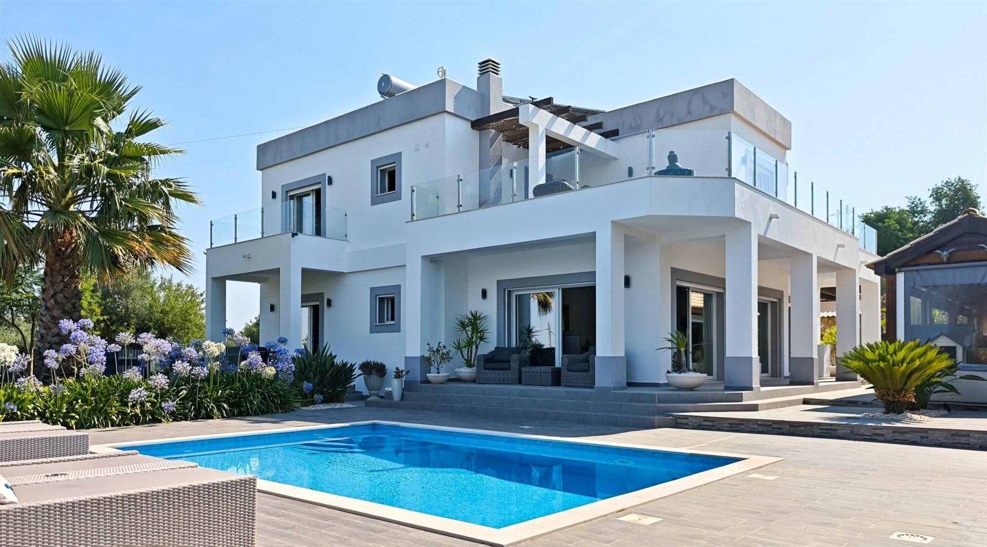 Exclusivo - Villa privada com piscina e terreno