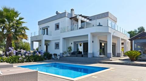 Exclusivo - Villa privada com piscina e terreno