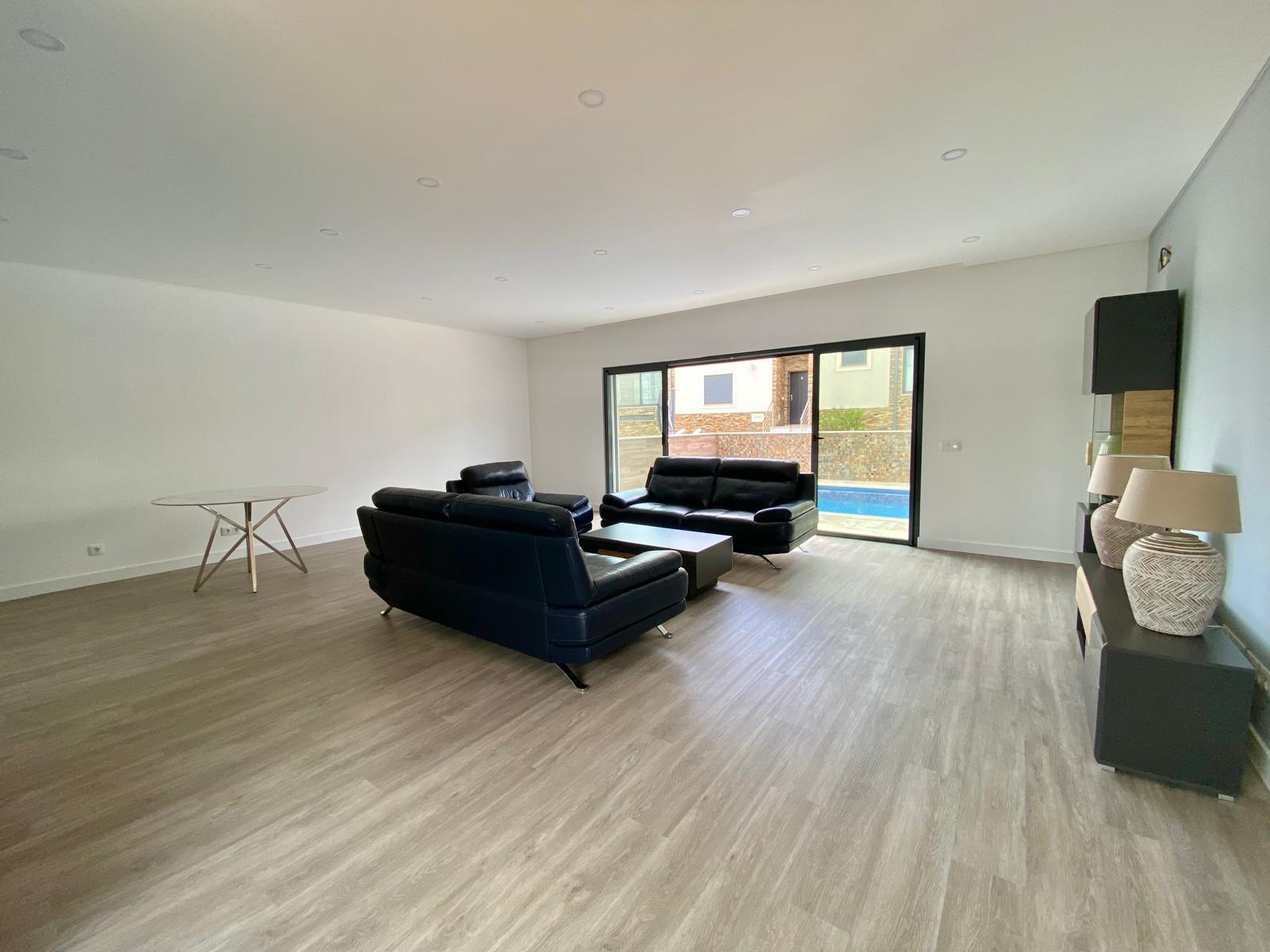 Nova - Moradia V3 com garagem, piscina, moderna e sofisiticada