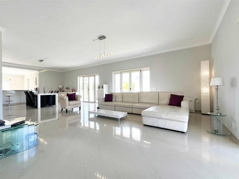 Villa na encosta da Orada em 1.000 m2 de área privada